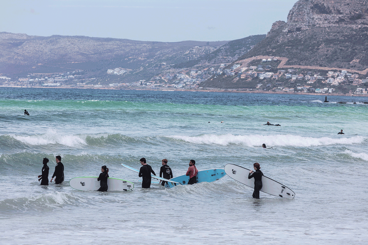 046Mb-5268 Learning to Surf, Surfers Corner Muizenberg