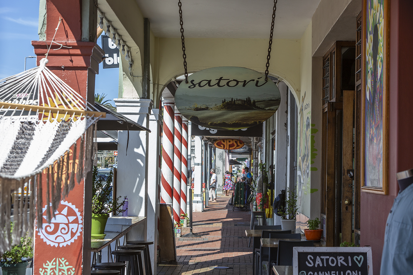088Mb-9713 Kalk Bay Pavement Shopping